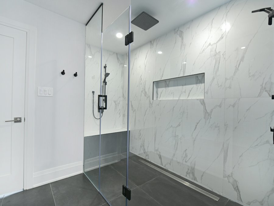 Marble-look shower walls with a niche
